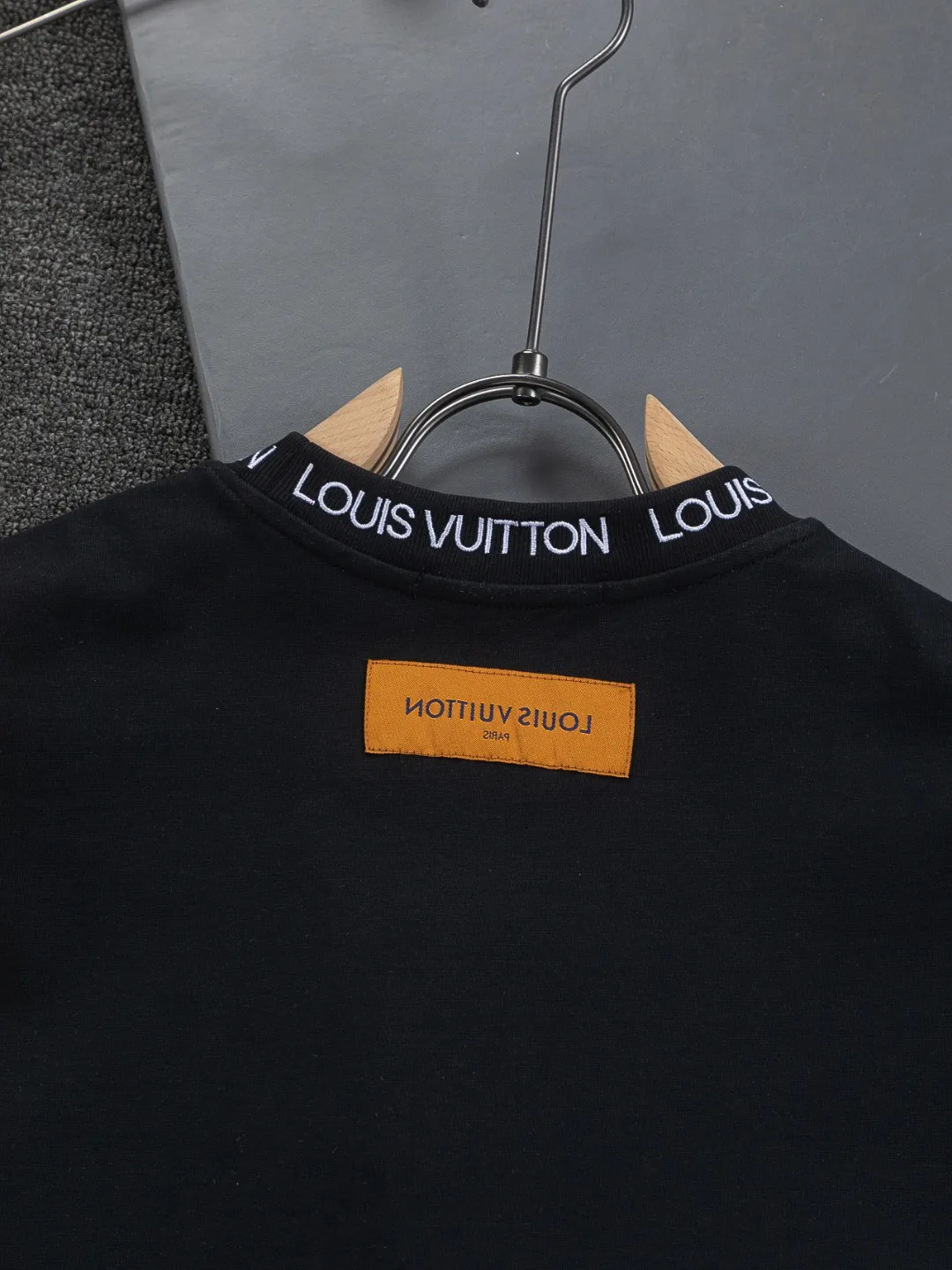 🅿️190 Louis Vuitton 1V LV micro-wide version S-XL LV 26ss new product counters are available at the same time. Multiple craftsmanship, simple letters embroidery on the collar + simple letter logo on the cuffs 🪡 embroidery, round neck short-sleeved T-shirt, same style for men and women! Consigned to one-to-one creation. Synchronized with the official website, pure cotton fabrics at the counter! It is close to the skin and comfortable, durable and easy to wear. It has a classic and simple logo design and meticulous original craftsmanship. Short-sleeves, a must-have item for men, do not appear to be the same for the general public, but must be unique and eye-catching. This LV short-sleeve is all about quality, comfort, the same shape and fashion as always, including fabrics and cutting techniques. All of them have been made with great effort! 320 grams of washed pure cotton fabric, pure cotton is breathable, very refreshing and comfortable for daily wear. The rib knitting on the neckline is smooth and tight, and the neckline will not be skewed if you toss it at will. The loose version, you will find that it looks really good on the upper body. The overall is minimalist and neat, super versatile for daily use! Pair it casually with a pair of pants for a youthful look. A T-shirt will make your outfit crazy. It is a fashionable item that can never go wrong! Color: Black White Size: S-XL Size chart: S: Shoulder width 50-Bust 56-Length 70 M: Shoulder width 52-Bust 57-Length 72 L: Shoulder width 54-Bust 59-Length 74 XL: Shoulder width 56-Bust 62-Length 76